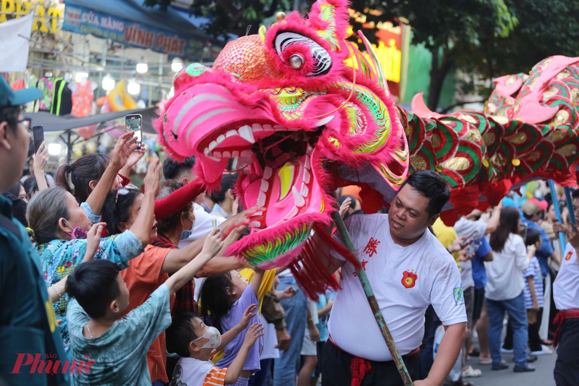 Sau phần diễu hành, đêm hội Nguyên tiêu diễn ra từ lúc 19g đến từ 21g30 phút cùng nhày, tại khuôn viên Trung tâm Văn hóa Quận 5. Đoàn diễu hành lần lượt đi qua khán đài trong trung tâm. 