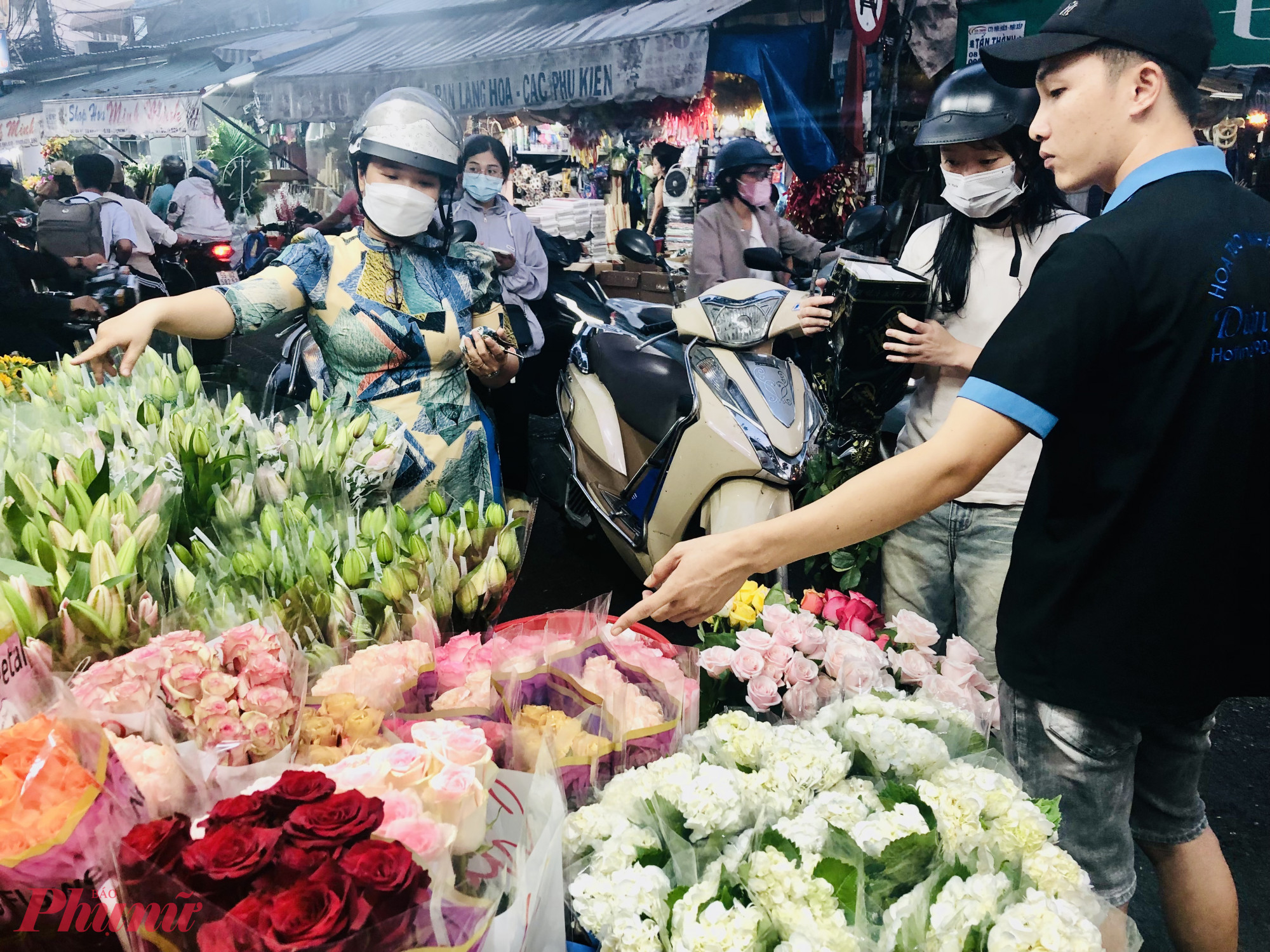 Tại chợ hoa Hồ Thị Kỷ (quận 10, TPHCM), số lượng hoa hồng mà các chủ vựa bày bán cũng không dồi dào giống các năm về trước