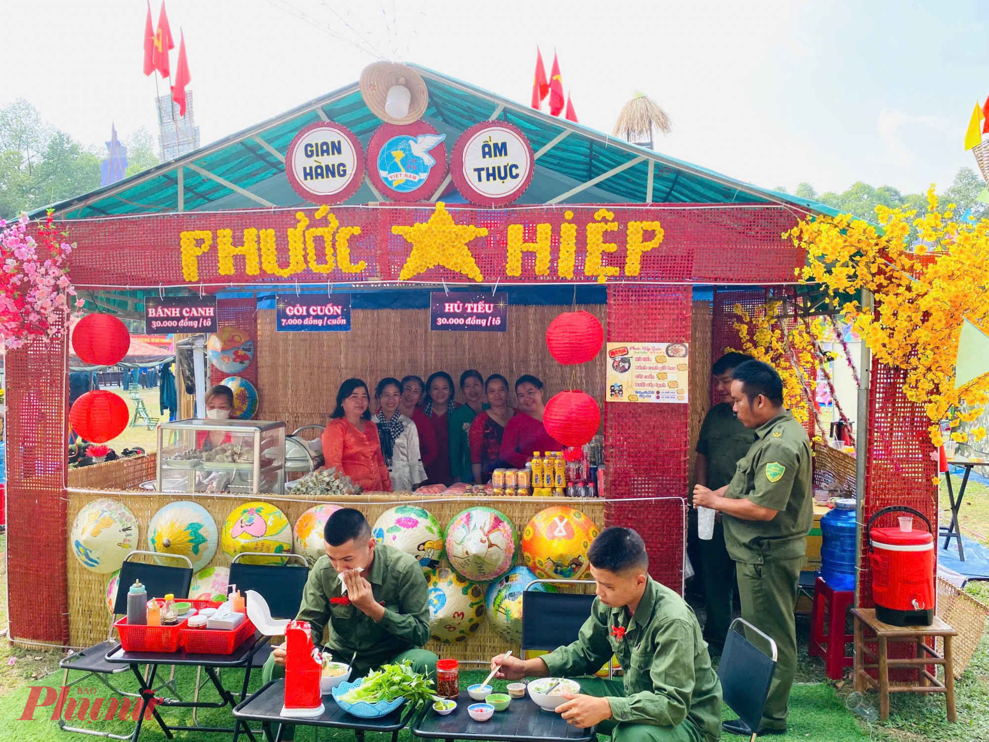 Gian hàng ẩm thực tại hội trại tòng quân của Hội LHPN huyện Củ Chi đón tiếp nhiều tân binh trải nghiệm