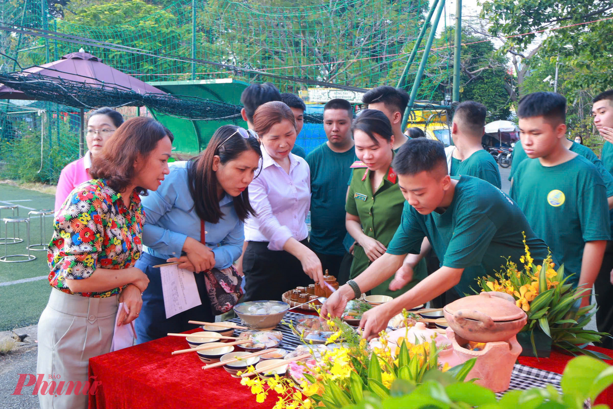 Hội thi Bữa cơm gia đình và chiến sĩ là hoạt động nổi bật do Hội LHPN quận 4 tổ chức tại hội trại tòng quân với mong muốn tạo những kỷ niệm đẹp cho tân binh cùng gia đình trước ngày lên đường nhập ngũ