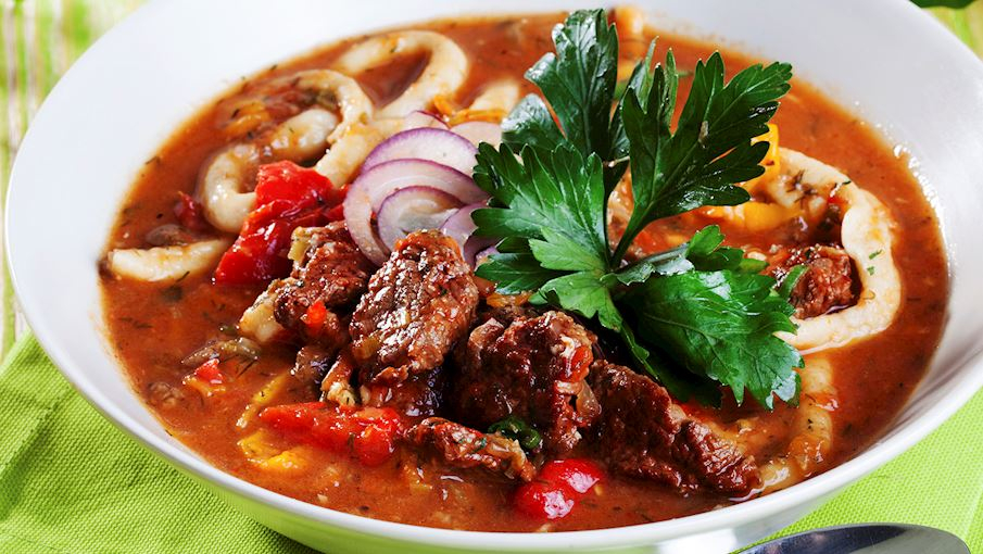 Lagman (hay latiaozi) là một món mì truyền thống của Trung Á, có thể có nguồn gốc từ Tân Cương – khu vực nằm ở phía tây bắc Trung Quốc. Tên gọi của món ăn có nghĩa là mì kéo bằng tay, thể hiện đặc trưng quan trọng nhất trong cách chế biến.Không có công thức cố định, lagman có thể được phục vụ dưới hai dạng: kết hợp với nước sốt đặc hoặc chan cùng nước dùng. Cả hai phiên bản đều có thể đi kèm nhiều loại rau và thịt khác nhau, phổ biến nhất là thịt bò hoặc thịt cừu. Món ăn này được ưa chuộng tại nhiều quốc gia như Trung Quốc, Kazakhstan, Kyrgyzstan và Uzbekistan, thường xuất hiện trên bàn ăn tự chọn, nơi thực khách có thể tự phối hợp nguyên liệu theo sở thích cá nhân.