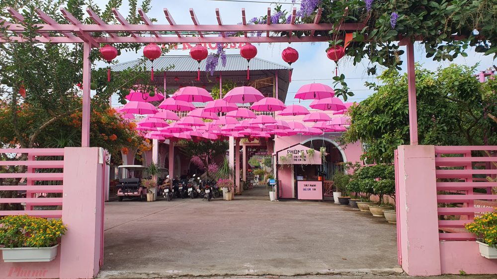 Ngôi nhà màu hồng (Pink House) có diện tích khoảng 4ha thuộc ấp Khánh Hòa, xã Tân Khánh Đông, TP Sa Đéc, tỉnh Đồng Tháp.