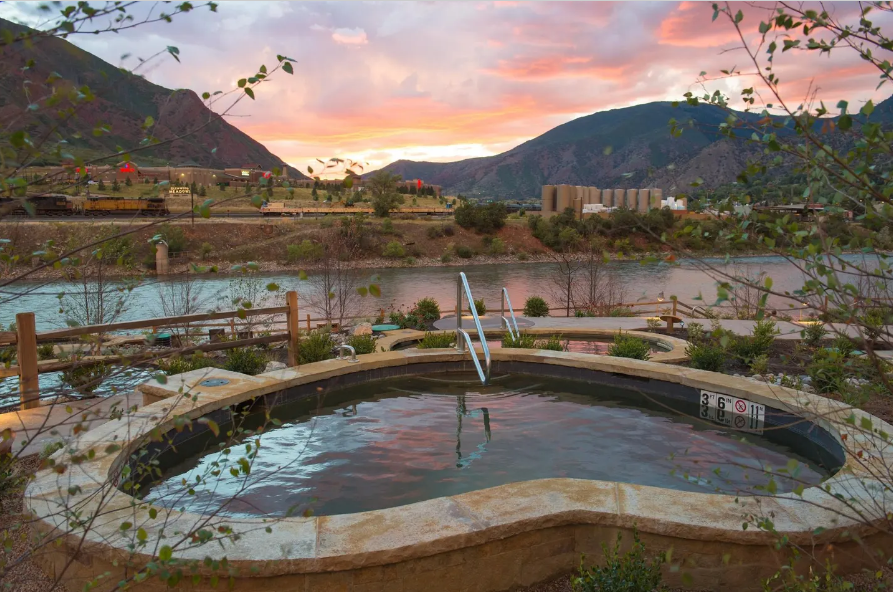 Suối nước nóng Iron Mountain ở Glenwood Springs, bang Colorado, Mỹ. Đây là nơi độc đáo để các cặp đôi ngâm mình trong kỳ nghỉ lãng mạn. Các hồ nước hình trái tim có nhiệt độ khác nhau và chứa nhiều loại khoáng chất. Ảnh trên: Hồ nước nóng hình trái tim ở khu vực dành riêng cho người lớn tại suối nước nóng Iron Mountain ở Colorado - Ảnh: Iron Mountain Hot Springs