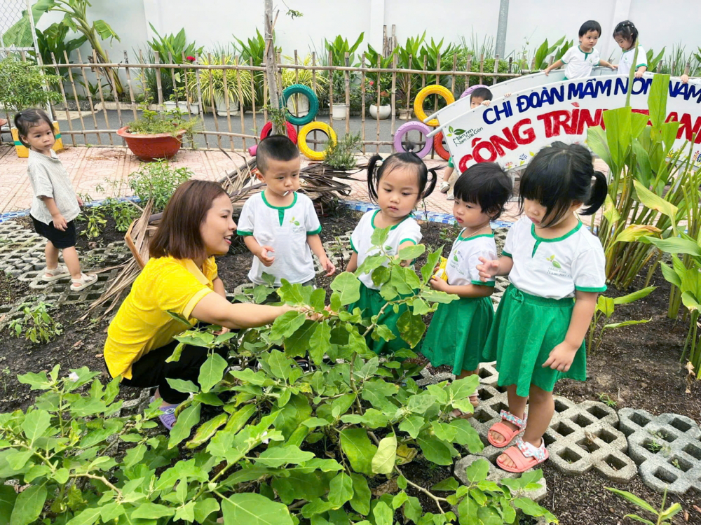 Các em học sinh Trường mầm non Nam Sài Gòn, quận 7, TPHCM  tham gia các hoạt động tìm hiểu thiên nhiên và môi trường