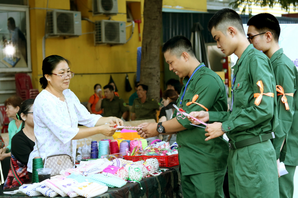 Tân binh lựa chọn những món quà lưu niệm tại gian hàng quà lưu niệm do Hội LHPN quận Bình Tân tổ chức - ẢNH: MẪN NHI