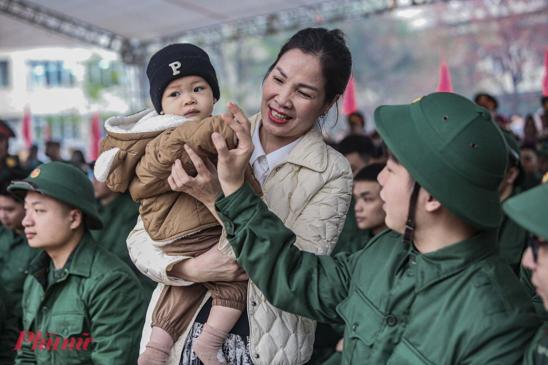 Những cái ôm, nắm tay,.. động viên tiếp sức ... Chia sẻ cảm xúc trước ngày lên đường nhập ngũ, các tân binh đều bày tỏ niềm tự hào, vinh dự khi được lên đường thực hiện nghĩa vụ quân sự. Đồng thời hứa sẽ cố gắng học tập, rèn luyện, phát huy sức trẻ góp phần xây dựng và bảo vệ Tổ quốc. Đồng thời mong muốn bản thân được trải nghiệm môi trường kỷ luật quân đội để tu dưỡng, rèn luyện bản lĩnh, ý chí và trưởng thành hơn về mọi mặt.