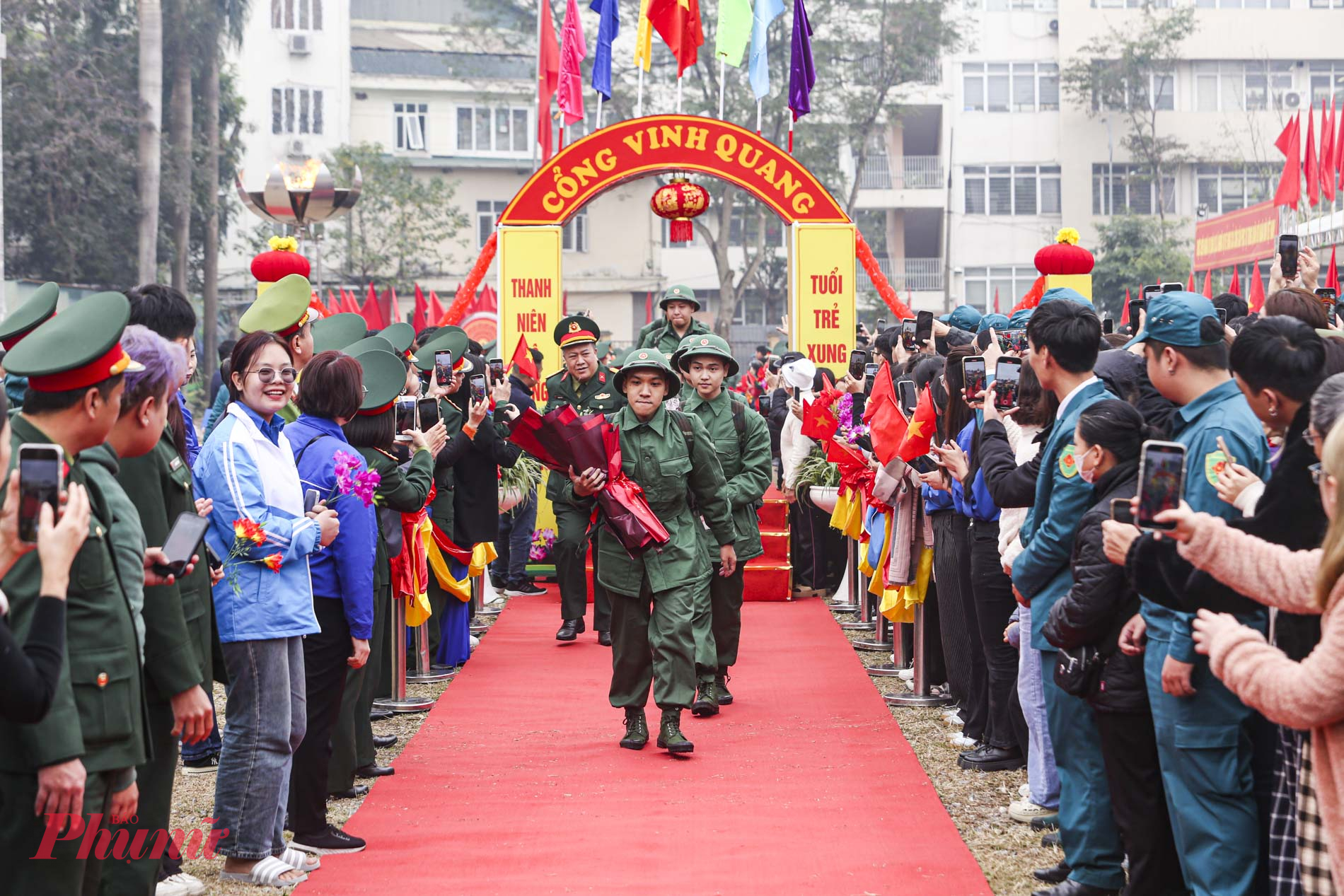 Các tân binh sẽ bước qua Cổng vinh quang, tiếp nối truyền thống cha anh, lên đường làm nhiệm vụ xây dựng và bảo vệ Tổ quốc.  Ảnh: Lễ giao, nhận quân năm 2024 tại Hà Nội