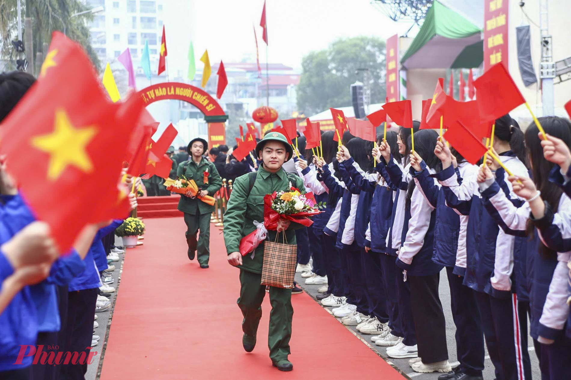 Năm nay, một số chỉ tiêu chính về tuyển chọn, gọi công dân nhập ngũ của TP Hà Nội đều tăng. Công dân có sức khỏe loại 1 và loại 2 đạt 57% và loại 3 đạt 43%; có 2.510 công dân có trình độ THPT (đạt 65%); 995 công dân có trình độ đại học, cao đẳng (đạt 26%). Số công dân tình nguyện nhập ngũ toàn TP tăng 11% so với năm 2024.