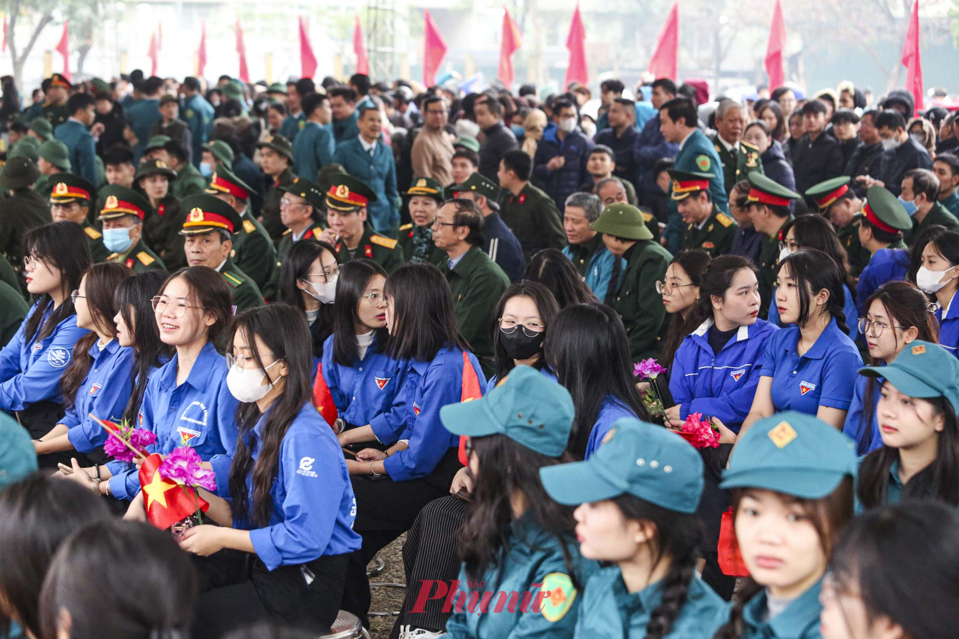 Tại điểm giao nhận quân của quận Cầu Giấy có 70 tân binh lên đường nhập ngũ. Cùng với đó là hàng trăm người dân, người thân, bạn bè… của tân binh cũng có mặt động viên, tiễn chân những chàng trai lên đường làm nhiệm vụ.