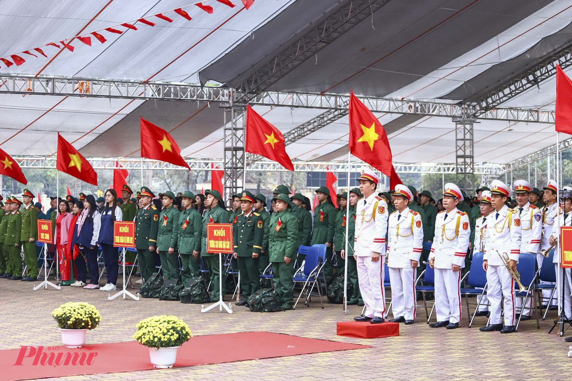 Sáng cùng ngày, tại điểm giao nhận quân cung Quần Ngựa (quận Ba Đình), 70 thanh niên lên đường nhập ngũ. Cụ thể, quận Ba Đình có 70 công dân (gồm 56 công dân thực hiện nghĩa vụ quân sự, 14 công dân tham gia nghĩa vụ Công an nhân dân), trong đó 67 công dân xung phong, tình nguyện nhập ngũ. Năm nay, quận Ba Đình có 34/70 tân binh có trình độ đại học, cao đẳng trở lên. Về trình độ chính trị, quận có 1 tân binh là đảng viên, 5 tân binh đang thực hiện các thủ tục kết nạp Đảng trước khi nhập ngũ.