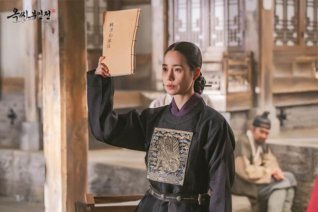 Ok Tae-young (Lim Ji-yeon) làm việc như một luật sư thời Joseon trong bộ phim truyền hình JTBC The Tale of Lady Ok. Ảnhh: JTBC