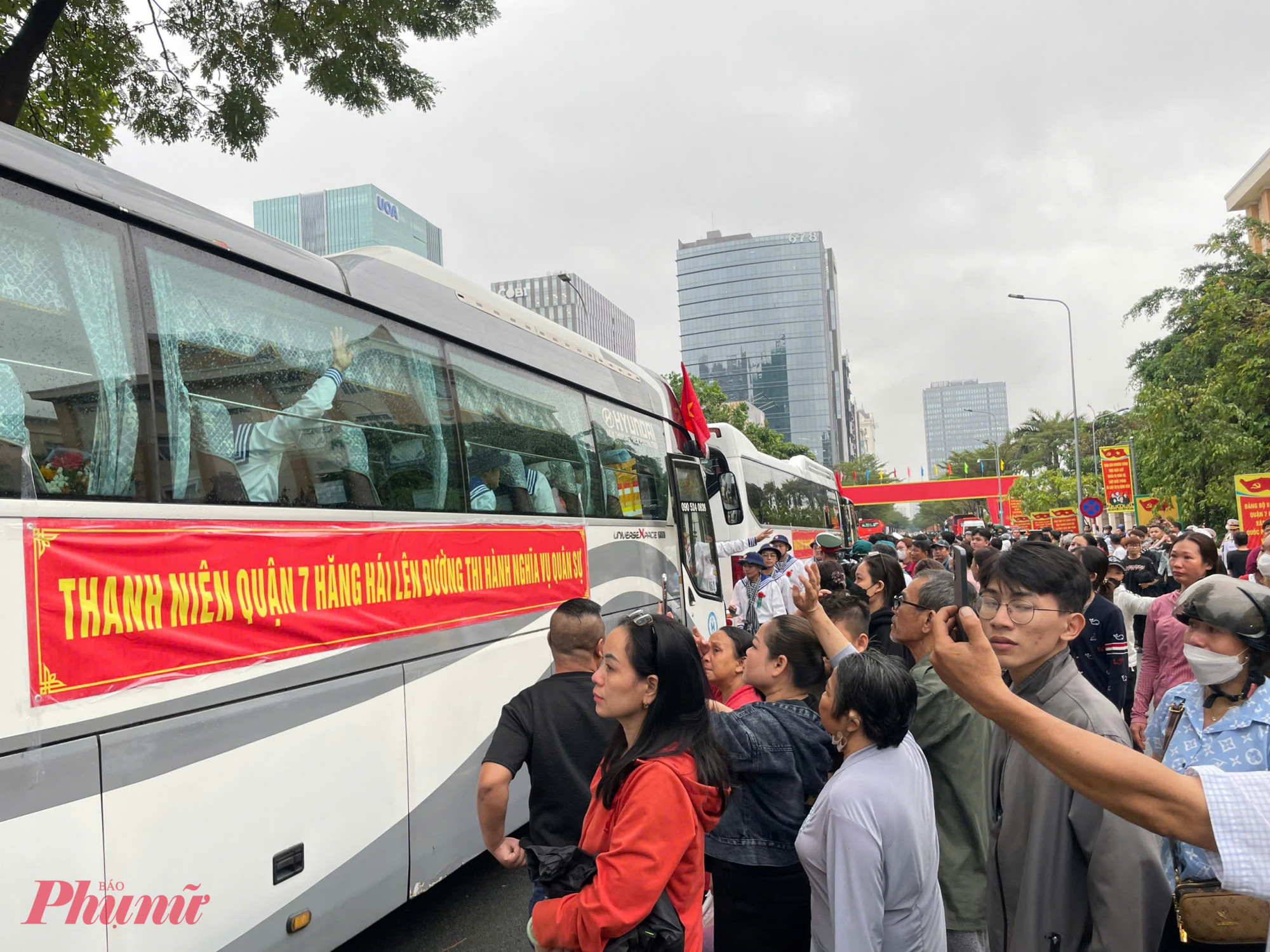 Hàng trăm người đứng 2 bên đường vẫy chào các tân binh lên đường về đơn vị đóng quân.