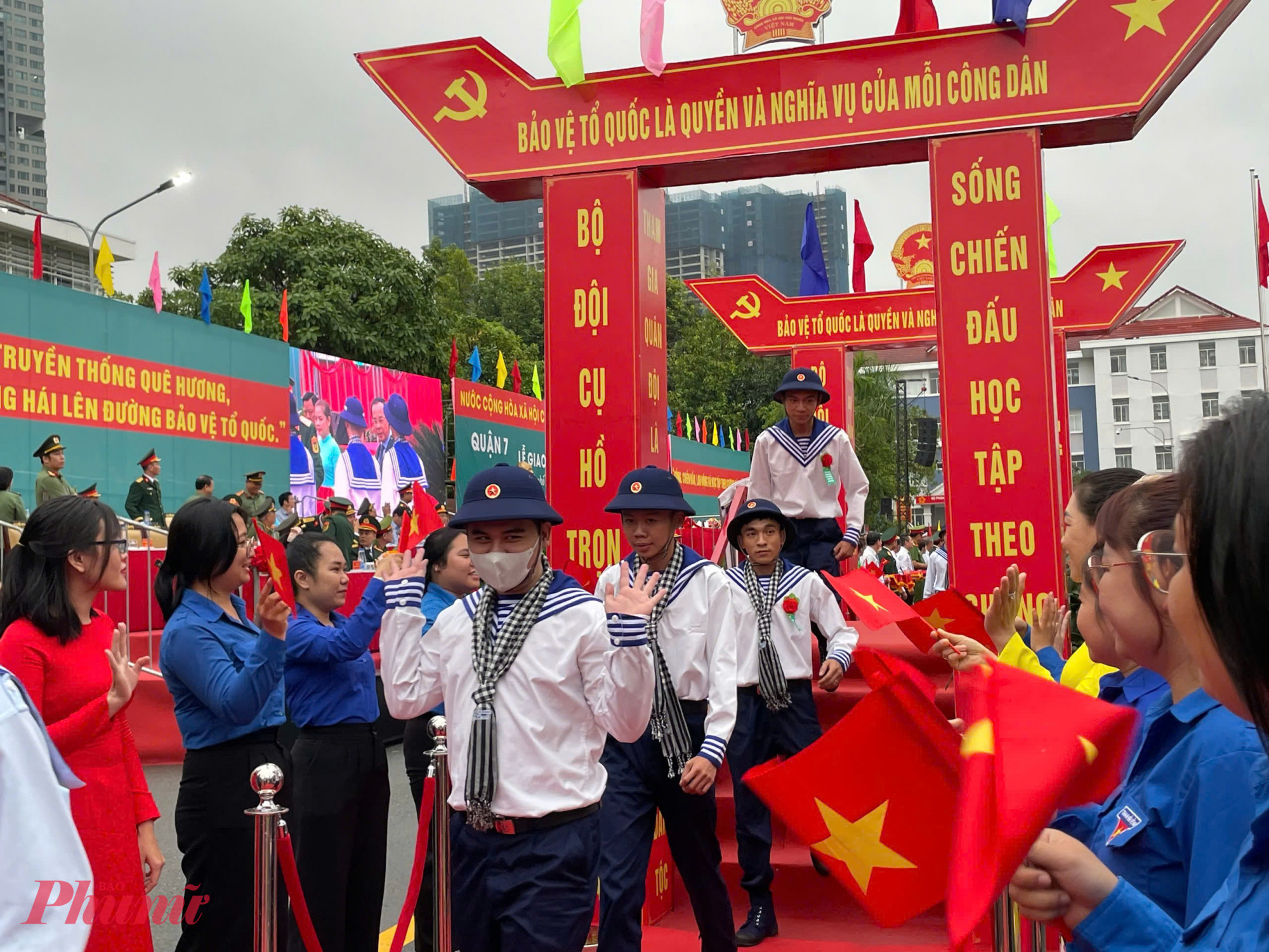 Các tân binh hăng hái lên đường nhập ngũ.