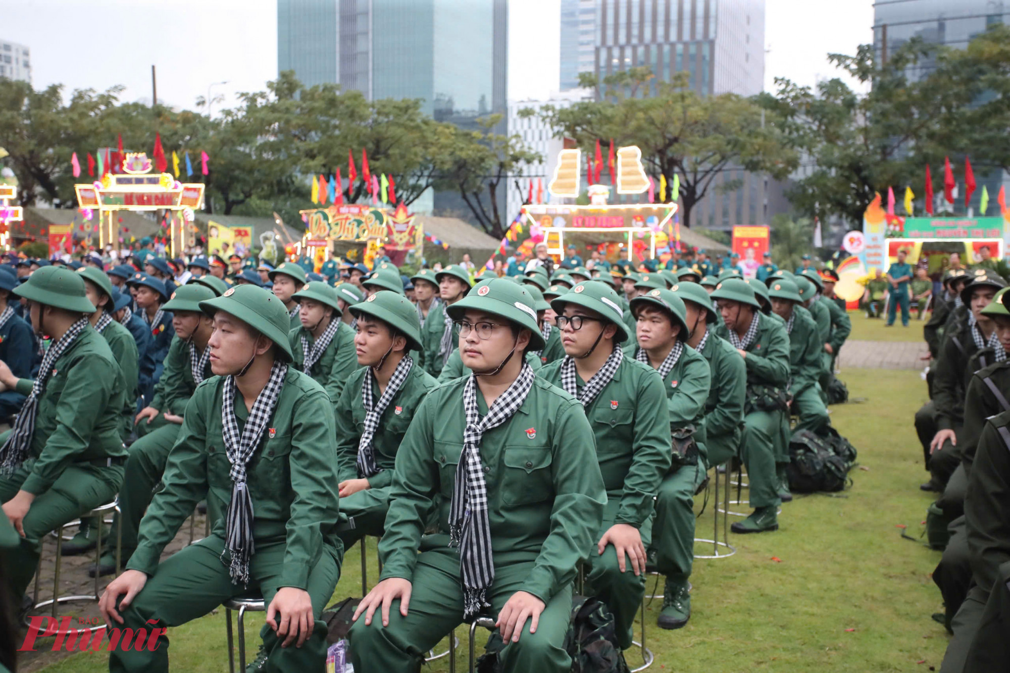 Năm 2025, TPHCM tổ chức Lễ giao nhận quân cho 4.987 công dân, trong đó 4.000 công dân tham gia nghĩa vụ quân sự và 987 công nhân tham gia công an. Quân khu 7 giao TPHCM tuyển chọn 3 công dân nữ. TPHCM là địa phương có số lượng chỉ tiêu giao quân cao nhất cả nước.