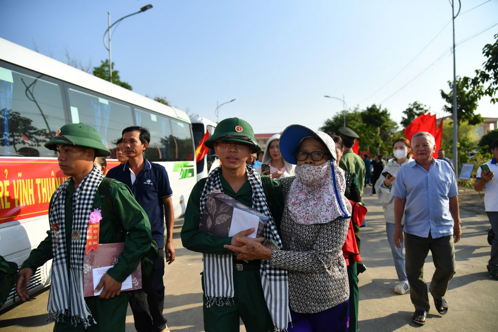 Người thân các chiến sĩ tiễn biệt, động viên các chiến sĩ lên đường nhập ngũ. phụng sự