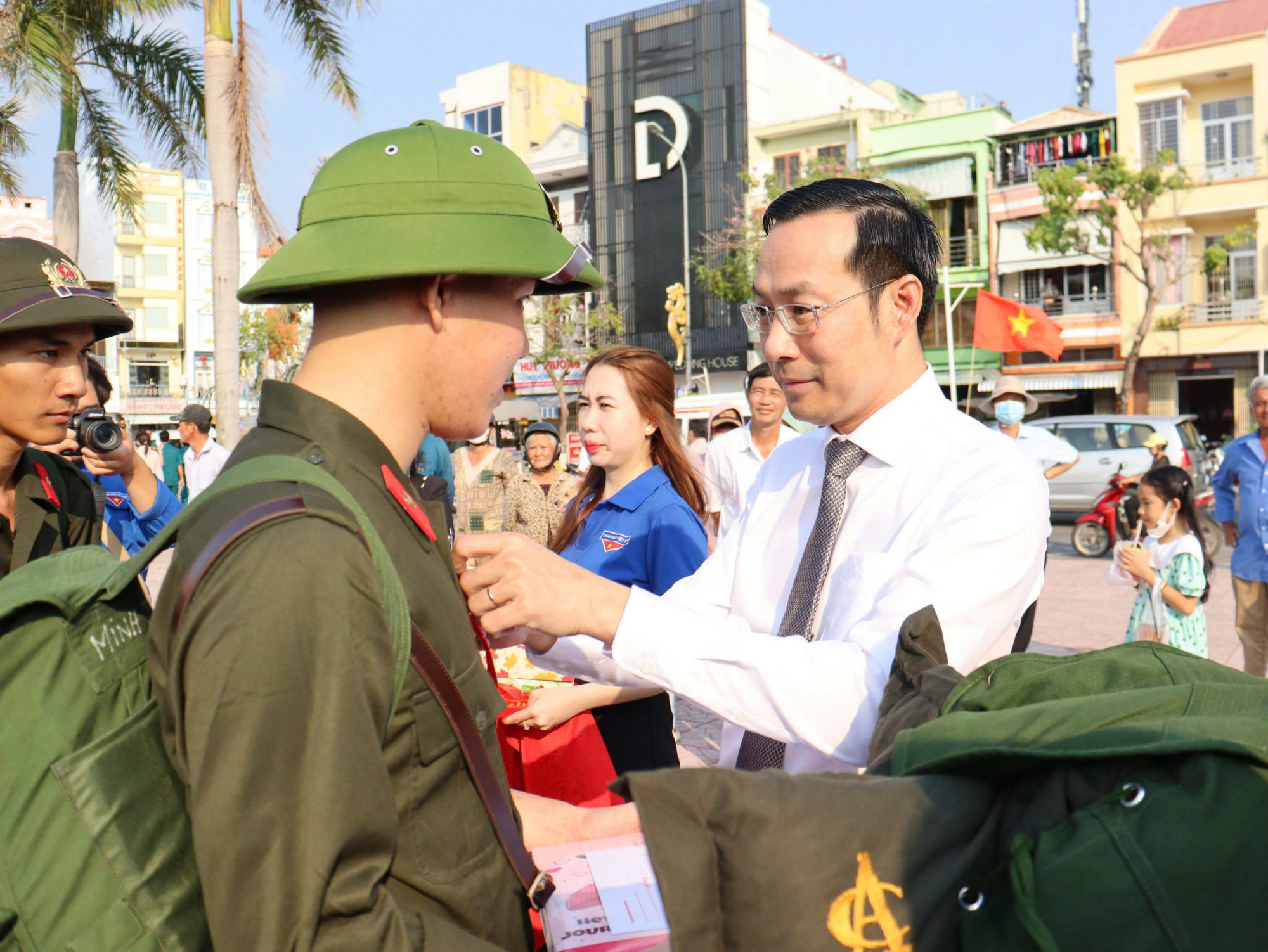 Ông Nguyễn Thanh Nhàn - Chủ tịch UBND tỉnh Kiên Giang tặng quà và động viên các chiến sĩ lên đường nhập ngũ.