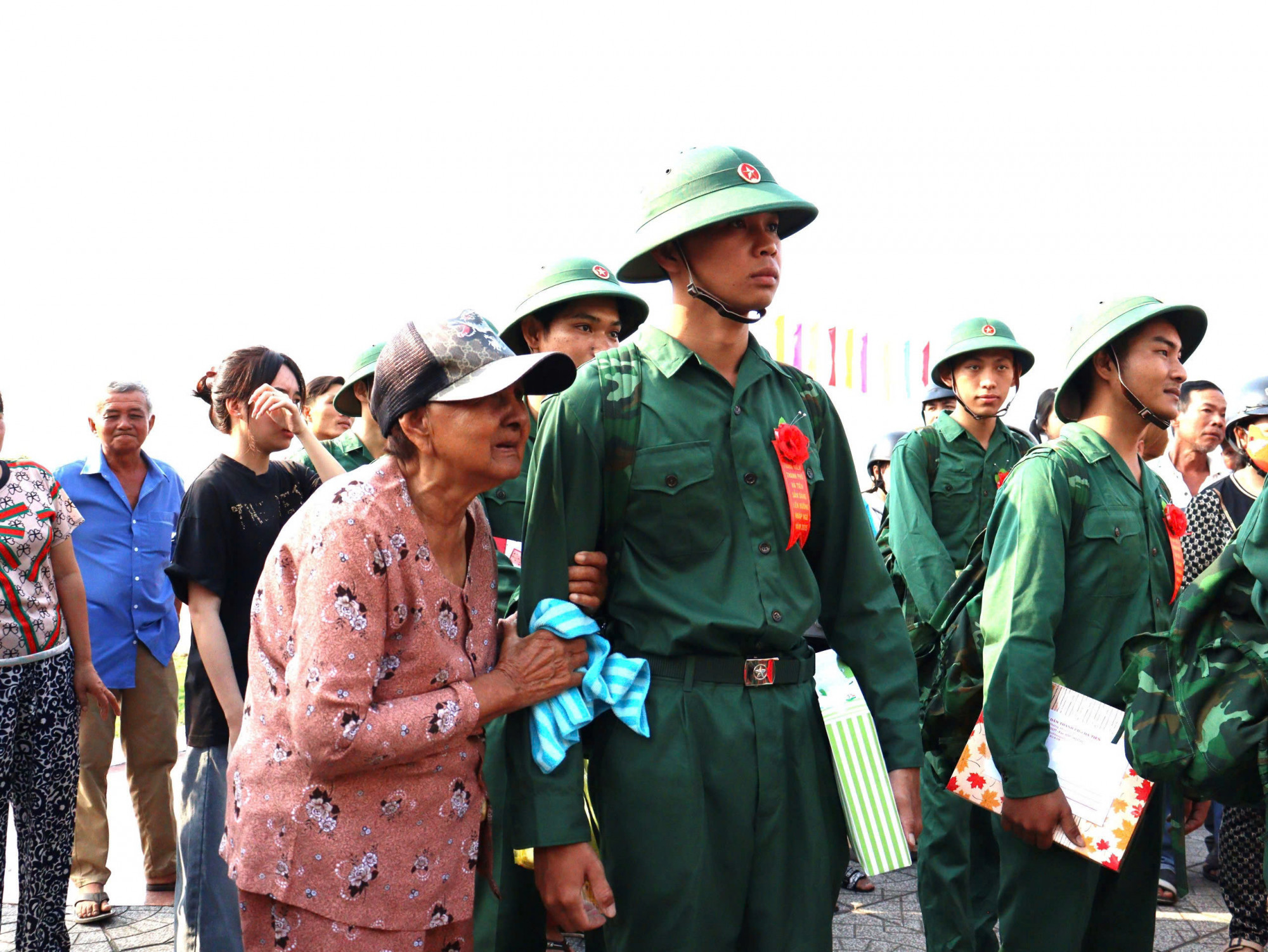 Chia sẻ với phóng viên, Nguyễn Minh Đâu (25 tuổi, ngụ xã Thuận Hòa, huyện An Minh, tỉnh Kiên Giang) cho biết, là giáo viên tiếng Anh của Trường tiểu học Âu Cơ, TP Rạch Giá. Đầu năm 2025, anh đã viết đơn xin tình nguyện tham gia nghĩa vụ quân sự và tạm dừng công việc tại trường để thực hiện nghĩa vụ của mình với Tổ quốc. Đây cũng là cơ hội để tôi được rèn luyện bản thân. Quá trình rèn luyện trong quân ngũ sẽ giúp tôi học hỏi thêm nhiều kỹ năng sống, xây dựng phẩm chất kiên cường, ý chí và tinh thần đoàn kết.