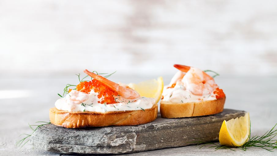 Toast Skagen là một loại bánh sandwich Thụy Điển cổ điển và thanh lịch thường được dùng làm món khai vị. Bánh được làm từ bánh mì trắng, tôm, sốt mayonnaise, mù tạt Dijon, trứng cá trắng, thì là, chanh và bơ. Vỏ bánh được tách ra khỏi bánh mì, sau đó được xào trong bơ cho đến khi vàng nâu.  Tôm được cắt nhỏ và trộn với sốt mayonnaise, mù tạt và thì là. Sau đó, hỗn hợp được đặt lên bánh mì và trứng cá được đặt lên trên mỗi chiếc bánh sandwich. Nên trang trí mỗi chiếc bánh mì nướng Skagen bằng một nhánh thì là và ăn kèm với một lát chanh.