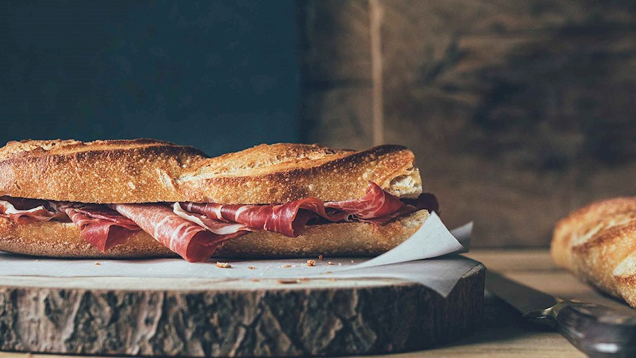 Bocadillo de jamón là một loại bánh sandwich được làm bằng bánh mì Tây Ban Nha và lát giăm bông Tây Ban Nha như jamón Serrano (giăm bông Serrano) hoặc jamón Iberico (giăm bông Iberia). Nó thường bao gồm một ổ bánh mì kiểu Tây Ban Nha ( barra de pan ) được cắt đôi ở giữa và xếp lớp giăm bông.  Mặt cắt của bánh mì thường được rưới một ít dầu ô liu và xát một nửa quả cà chua chín và tỏi để làm cho bánh sandwich ngon ngọt và đậm đà hơn, trong khi nhân bánh sandwich cũng có thể được tăng cường bằng những lát phô mai (thường là phô mai Manchego), lát cà chua, dải ớt piquillo rang và ô liu đen bỏ hạt.