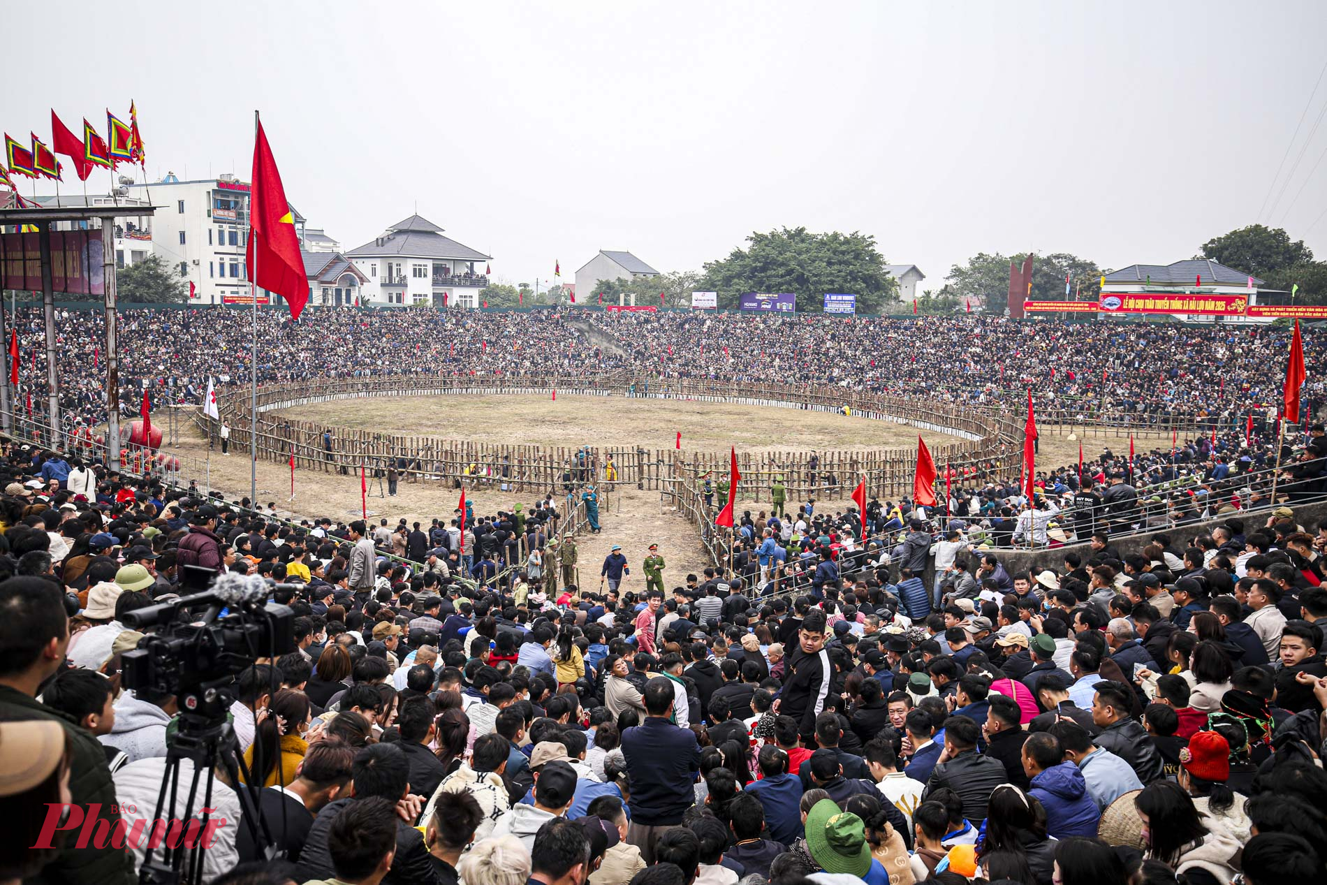 Sáng nay, ngày 25-2 (tức 16 tháng Giêng) hàng nghìn người dân cùng đông đảo du khách thập phương đã về với Lễ hội chọi trâu truyền thống ở xã Hải Lựu, huyện Sông Lô, tỉnh Vĩnh Phúc.