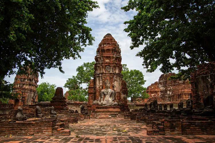 Di tích đền thờ ở Ayutthaya, Thái Lan - ẢNH: LAUREN DECICCA (Travel + Leisure)