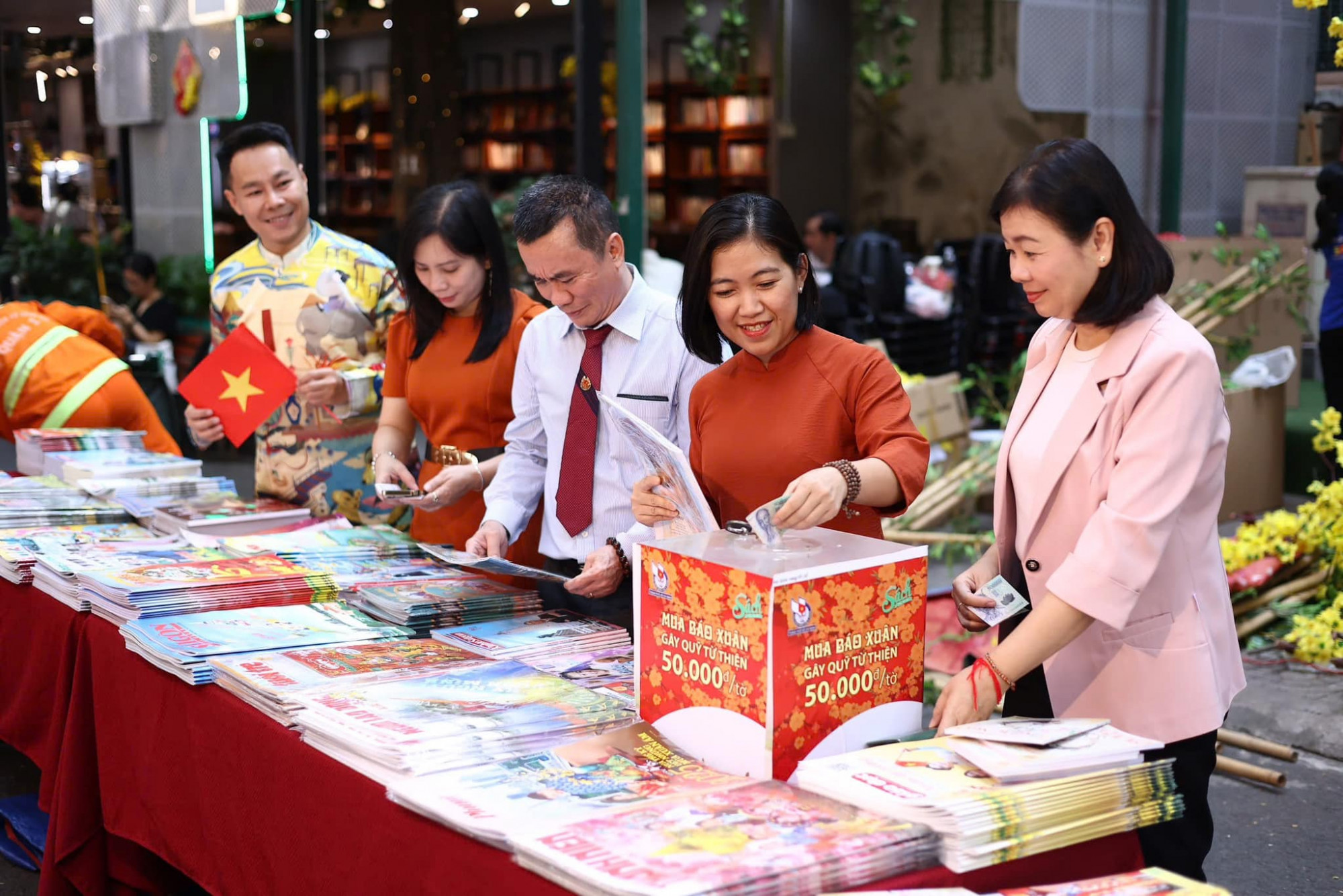 Trưng bày báo Xuân là một trong những hoạt động nổi bật của năm qua. Ảnh: Đường sách TPHCM