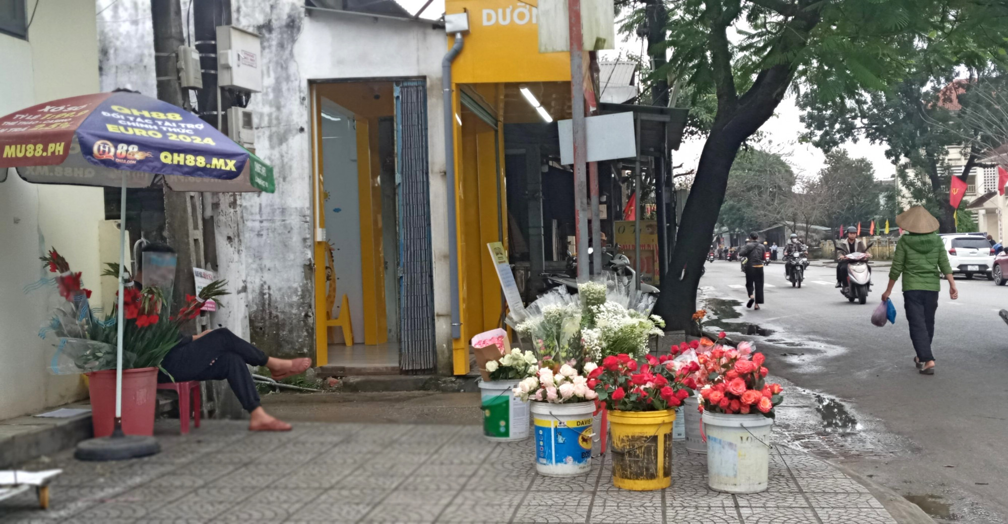 Hàng hoa ngày lễ vắng người mua 