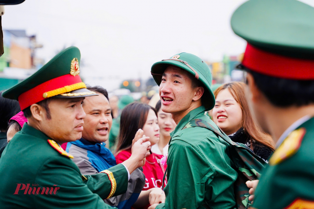 Tại lễ giao nhận quân, các đồng chí lãnh đạo thành phố, thị xã đã trao tặng mỗi thanh niên một phần quà trị giá 1 triệu đồng, đồng thời động viên các tân binh cố gắng phấn đấu rèn luyện, hoàn thành tốt nhiệm vụ được giao. 