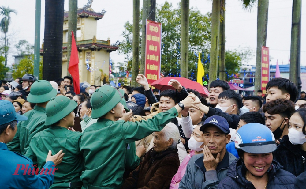 Với sự chuẩn bị chu đáo của các cấp ủy đảng, chính quyền địa phương và các ban, ngành, đoàn thể, ngày thanh niên nhập ngũ cũng chính là ngày hội của toàn dân.