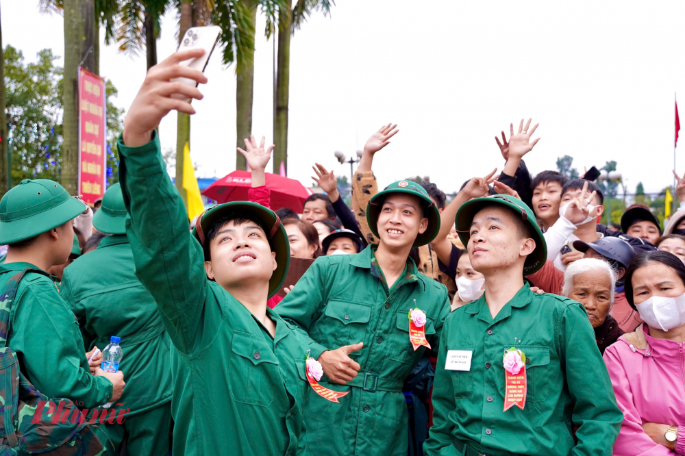 Các thanh niên yên tâm, hăng hái lên đường phục vụ nhiệm vụ thiêng liêng. Các chiến sĩ mới đều đảm bảo các tiêu chuẩn, điều kiện về sức khỏe và trình độ văn hóa, chính trị.