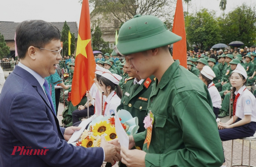 Cùng với các địa phương trên toàn thành phố, sáng 14/2, thị xã Hương Thuỷ long trọng tổ chức lễ giao nhận quân năm 2025. Đến dự có các đồng chí: Nguyễn Thanh Bình - UVTV Thành ủy, Phó Chủ tịch Thường trực UBND thành phố