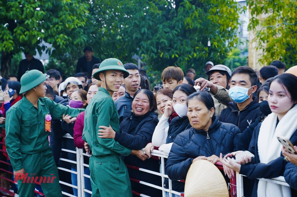 Các tân binh TP Huế vui vẻ chia tay người thân lên đường hoàn thành nghĩa vụ quân sự