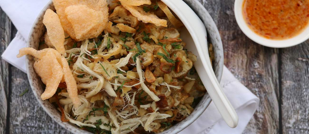 Bubur ayam là một món cháo gà phổ biến ở Indonesia, thường được dùng cho bữa sáng. Cháo có kết cấu mịn, được nấu từ gạo với nước dùng gà để tạo hương vị đậm đà. Khi ăn, bubur ayam được phủ lên trên với thịt gà xé, hành phi, đậu phộng, quẩy giòn và trứng luộc, đôi khi có thêm nước tương và sambal cay. Hương vị béo, thơm, kết hợp giữa vị mặn và chút ngọt nhẹ tạo nên sự hấp dẫn.