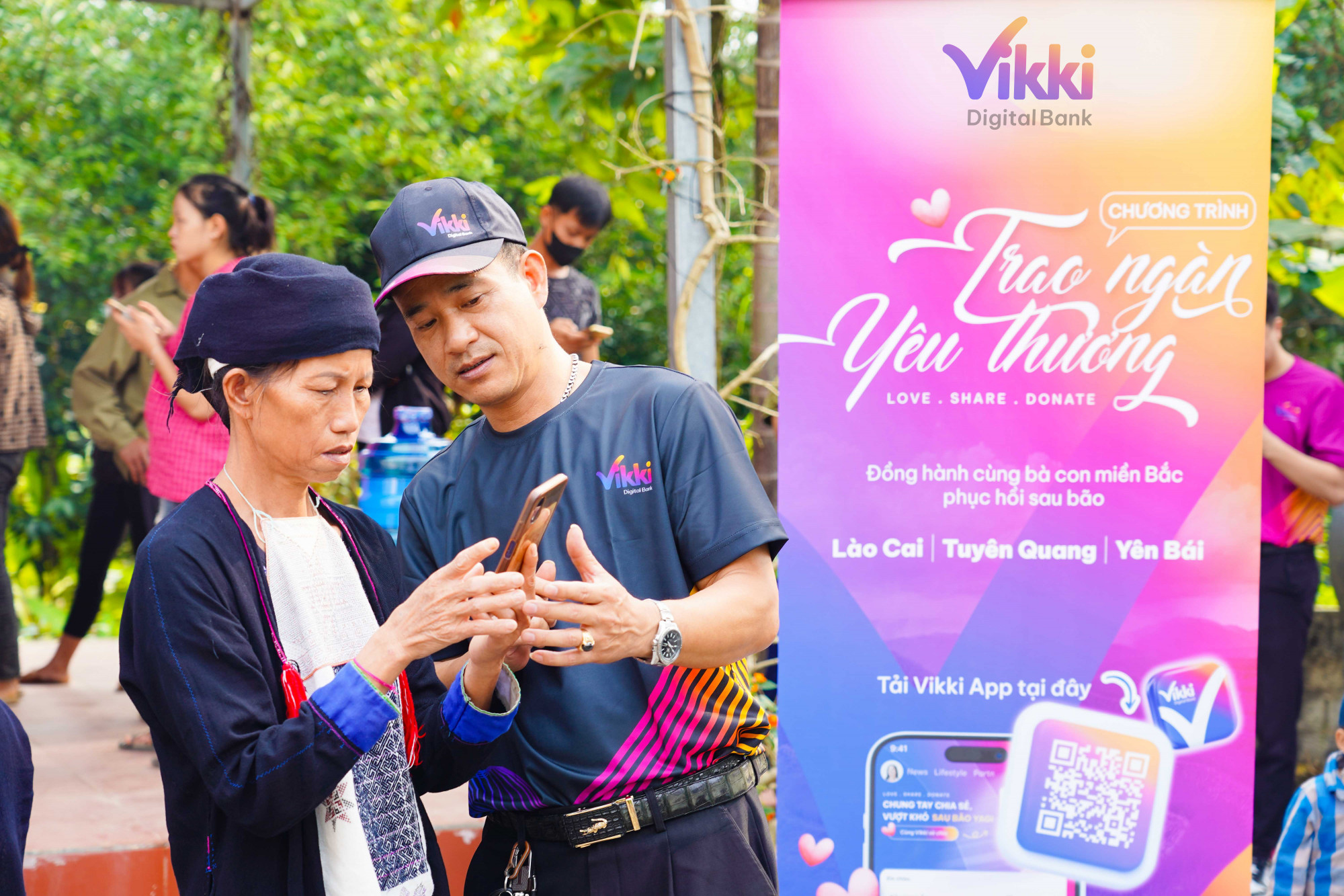 Ngân hàng số Vikki đã có hành trình Trao ngàn yêu thương và mang tiện ích Ngân hàng số đến gần hơn với bà con miền cao - Ảnh: HDBank