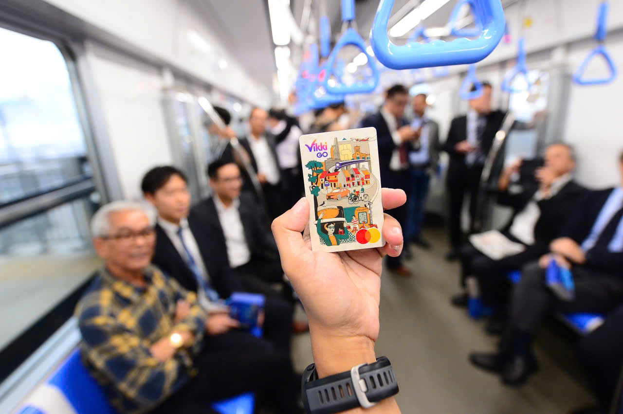 Người dân di chuyển thuận tiện tại metro số 1 với thẻ VikkiGO - Ảnh: HDBank