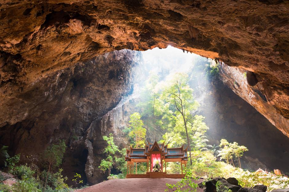 Hang động Phraya Nakhon, Thái Lan Kidsada Manchinda/Shutterstock Hang động Phraya Nakhon trong Công viên quốc gia Khao Sam Roi Yot tự nó đã rất ngoạn mục, nhưng chính gian hàng nhỏ tràn ngập ánh sáng bên trong mới thực sự làm cho nơi này trở nên đặc biệt. Bạn muốn ghé thăm chứ? Bạn sẽ phải đi bộ khá xa: đi thuyền, 1.450 feet (442m) với những bậc thang không bằng phẳng và dốc, sau đó là một con đường trơn trượt vào hang động.  Bắt đầu sớm; ánh sáng trong hang động tuyệt đẹp này đẹp nhất vào buổi sáng.