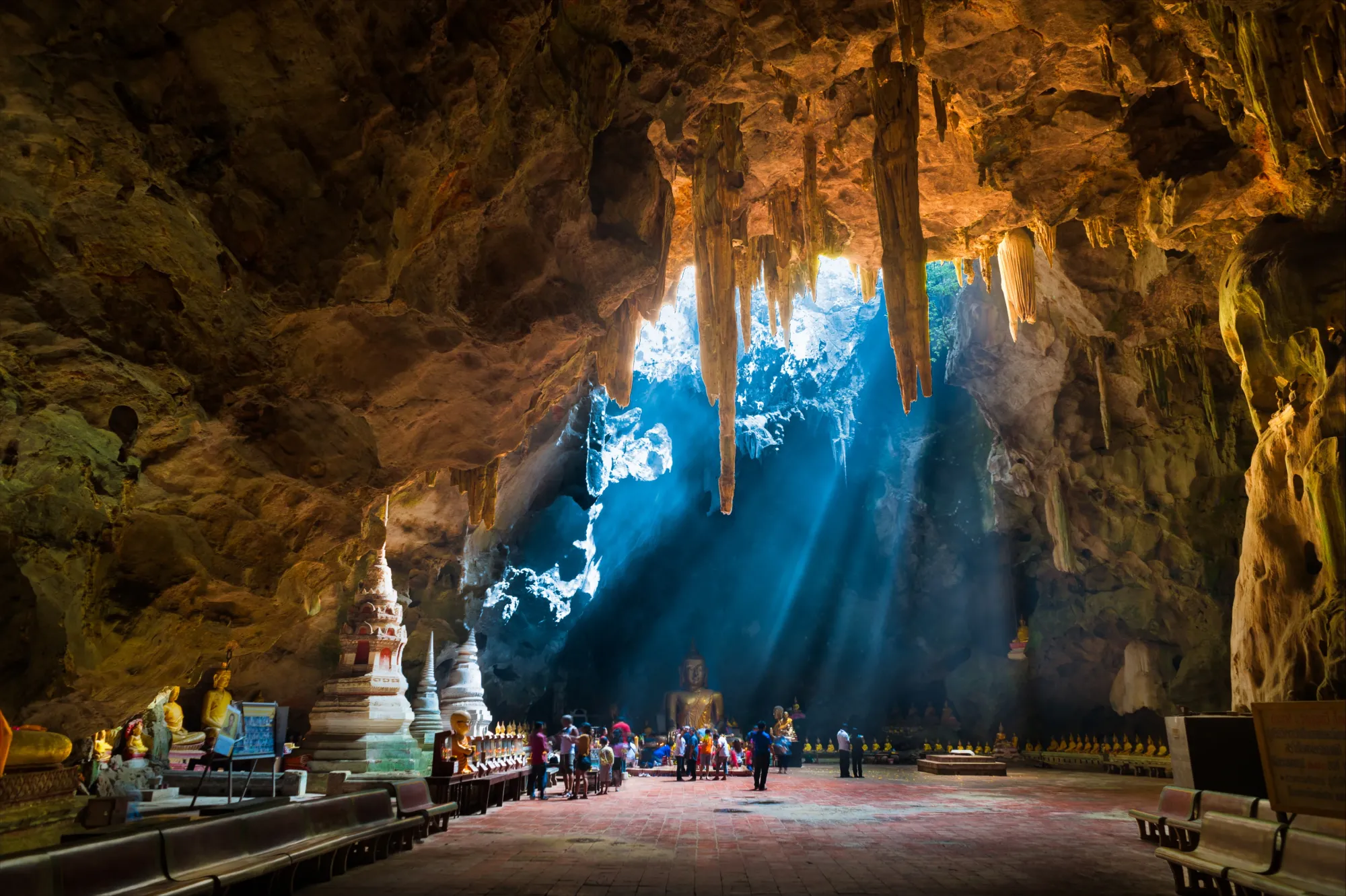 Hang Tham Khao Luang   Ngôi đền hang động trên núi rộng lớn và yên bình này chứa đầy tượng Phật nằm ở tỉnh Phetchaburi, miền trung Thái Lan. Ngôi đền này chỉ mới khoảng 100 năm tuổi và được xâydựng dưới thời vua Chulalongkorn. Khi mặt trời chiếu sáng, ánh sáng chiếu vào đá và tạo nên cảnh tượng đầy màu sắc. Chỉ cần cẩn thận với những chú khỉ khó chịu trên con đường dốc ở đó Ảnh: expedia