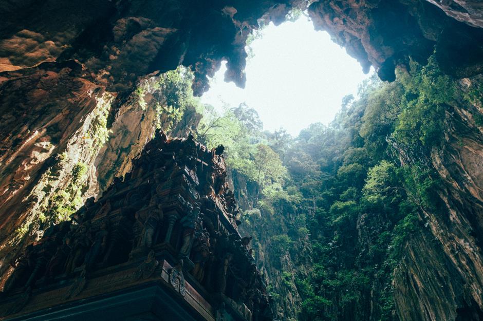 Động Batu, Malaysia peachananr/Shutterstock Chỉ cách Kuala Lumpur vài dặm, Động Batu là một phần quan trọng của lịch sử và văn hóa Malaysia. Có bốn hang động để khám phá nhưng Hang Đền là hang lớn nhất và phổ biến nhất.  Người ta cũng đồn rằng chúng có nhện cửa sập - một loài nhện thực sự tạo ra cửa sập trong lòng đất bằng đất - vì vậy hãy cẩn thận khi bước đi. 