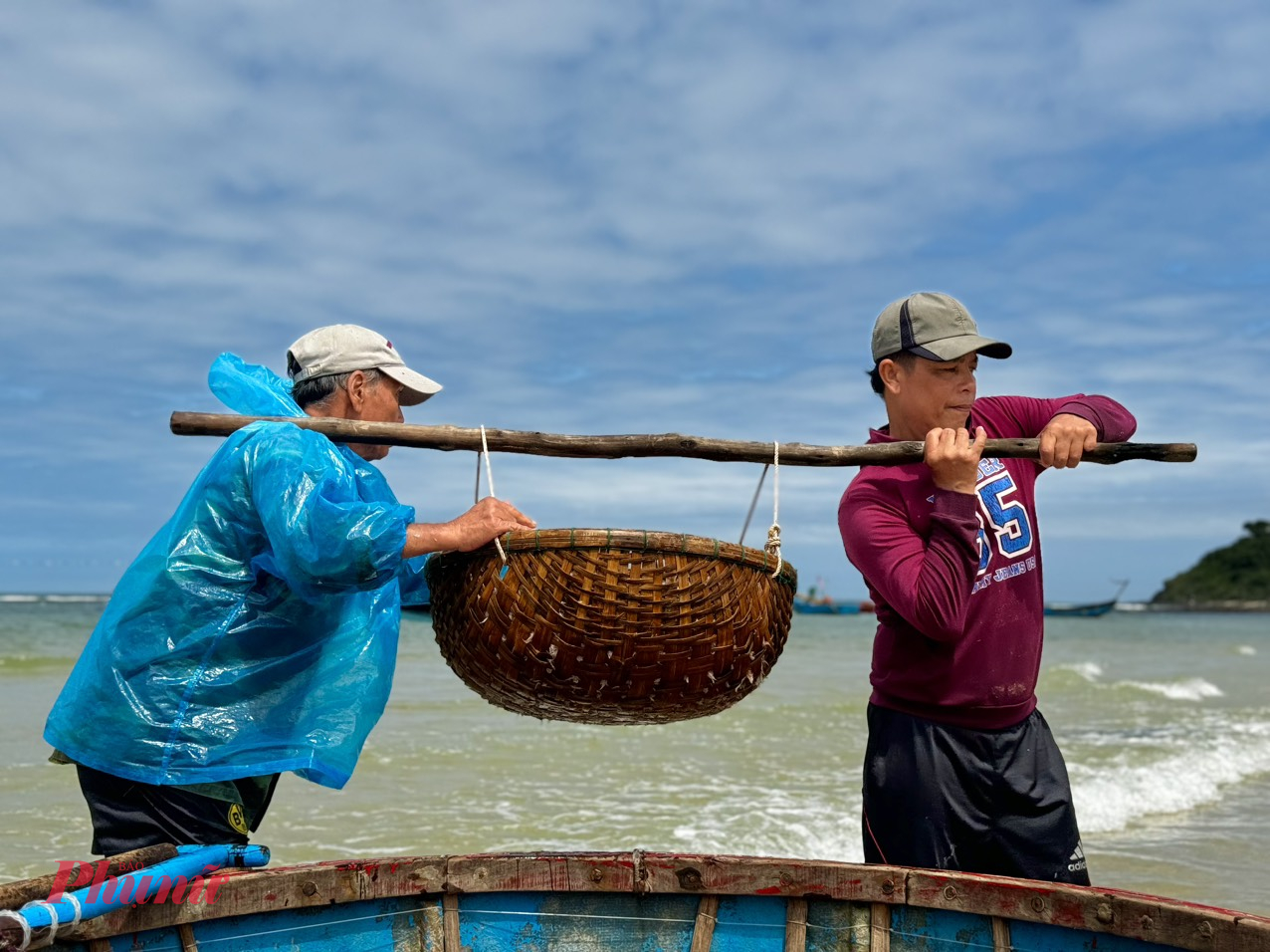 Ngư dân Võ Duy Hải kể, vùng biển đánh bắt chừng 3-4 hải lý, năm nay ruốc xuất hiện dày đặc nên tàu nào cũng trúng đậm. “Con ruốc chỉ đánh bắt vào ban ngày ở vùng biển gần bờ. Tàu đến vị trí có đàn ruốc thì dùng vợt xúc hoặc vây lưới. Mỗi ngày một tàu của tôi có thể đánh bắt từ 1 – 1,5 tấn ruốc tươi, với giá cả như hiện nay, trung bình tàu thu về từ 20 – 30 triệu đồng/ngày”.