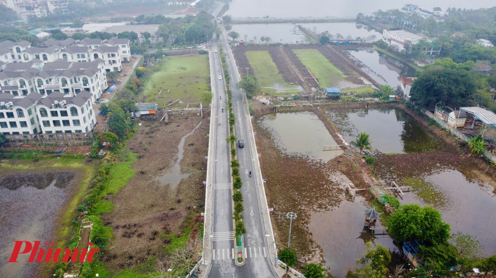 Với phương án lâu dài, UBND TP Hà Nội giao Sở Xây dựng chủ trì, phối hợp với UBND quận Tây Hồ rà soát các quy hoạch có liên quan, đề xuất phương án bổ cập nước từ sông Hồng vào sông Tô Lịch theo trục đường Võ Chí Công, có kết nối với việc bổ cập nước giai đoạn trước mắt đã triển khai, bảo đảm vừa bổ cập nước sông Tô Lịch, vừa điều tiết mực nước hồ Tây ổn định.