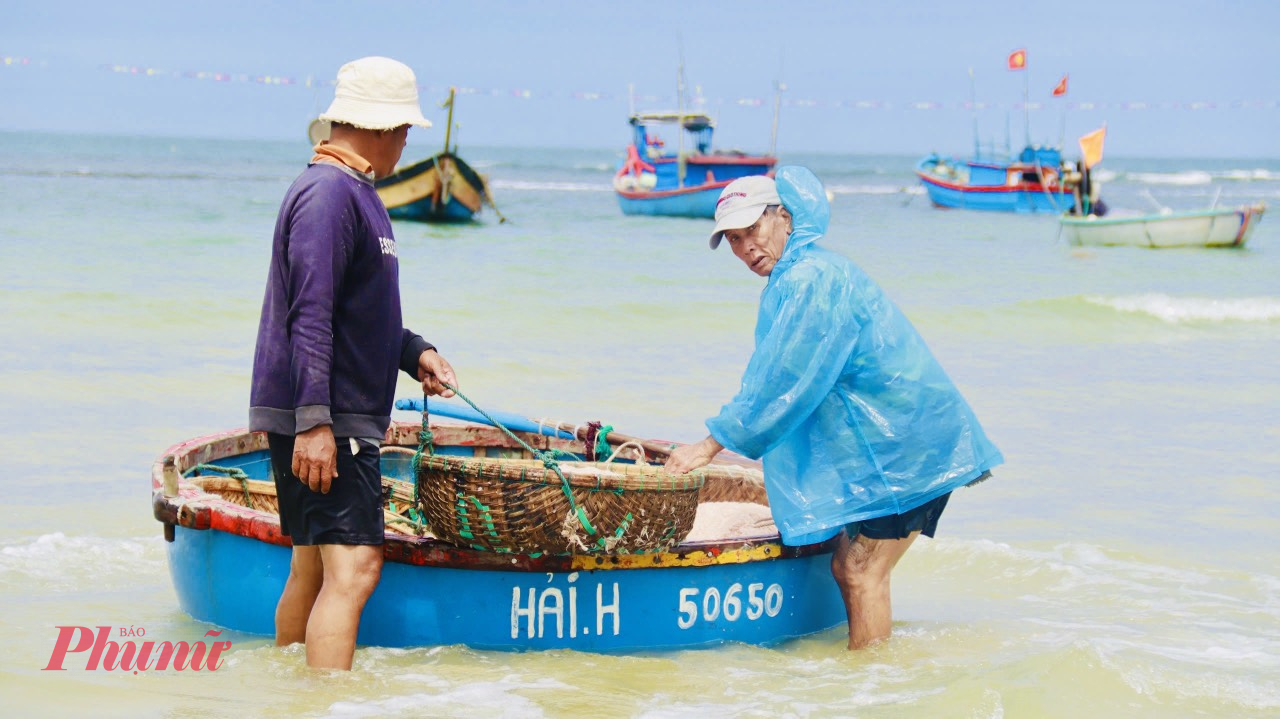 Ông Nguyễn Thanh Hùng - Chủ tịch Nghiệp đoàn Nghề cá xã Bình Châu cho biết, ruốc được mùa ngư dân xem là lộc biển. Mỗi ngày, có hàng trăm ngư dân xã Bình Châu với trên gần 40 tàu thuyền tham gia đánh bắt ruốc. Năm nay ruốc xuất hiện dày đặc nên ngư dân rất phấn khởi. 