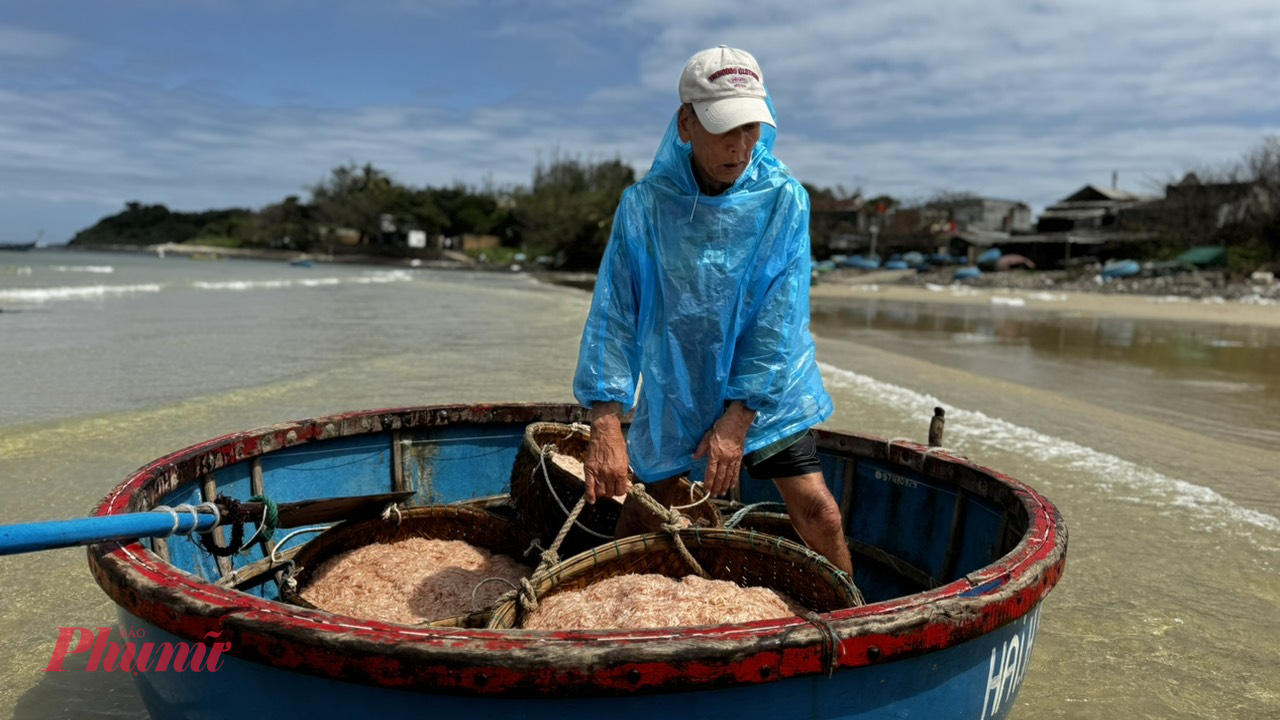 Ngư dân Phạm Văn Phượng cho biết, sau 5 tiếng ra khơi, anh cùng 2 thuyền viên khai thác được 20 giỏ ruốc, khoảng 4 tạ. Với giá bán 20.000 đồng/kg, tàu của anh cũng thu về được gần 8 triệu đồng. Sau khi trừ hết chi phí mỗi người thu được hơn 1 triệu đồng. 