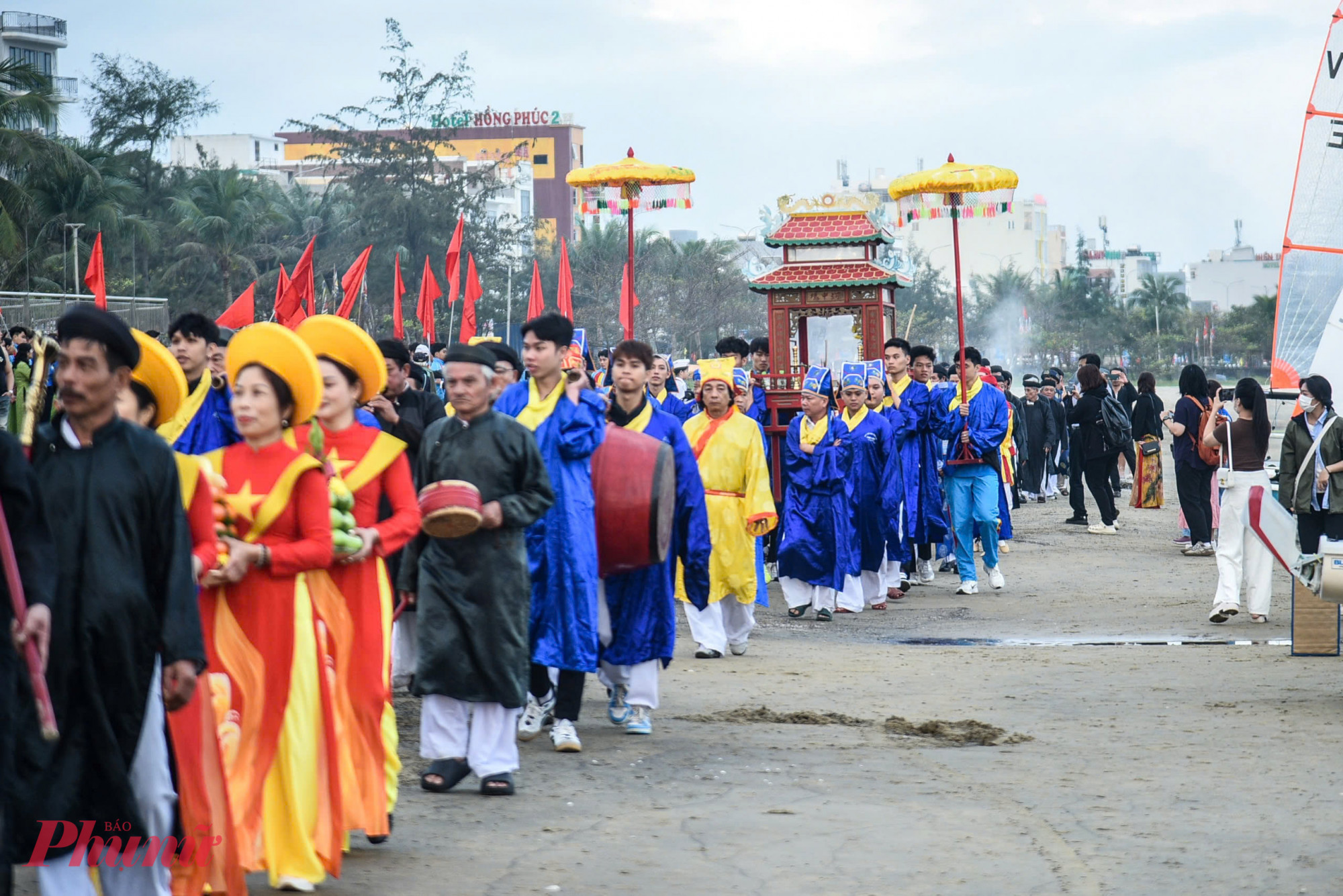 Phần hội được tổ chức nhiều hoạt động mang đậm tính dân gian của làng chài như: đan lưới, gánh cá, ngoáy thúng, ẩm thực “hương vị biển”; hát tuồng, hô hội bài chòi và những môn thể thao vận động trên biển như biểu diễn thuyền Sup, thuyền Kzal... 