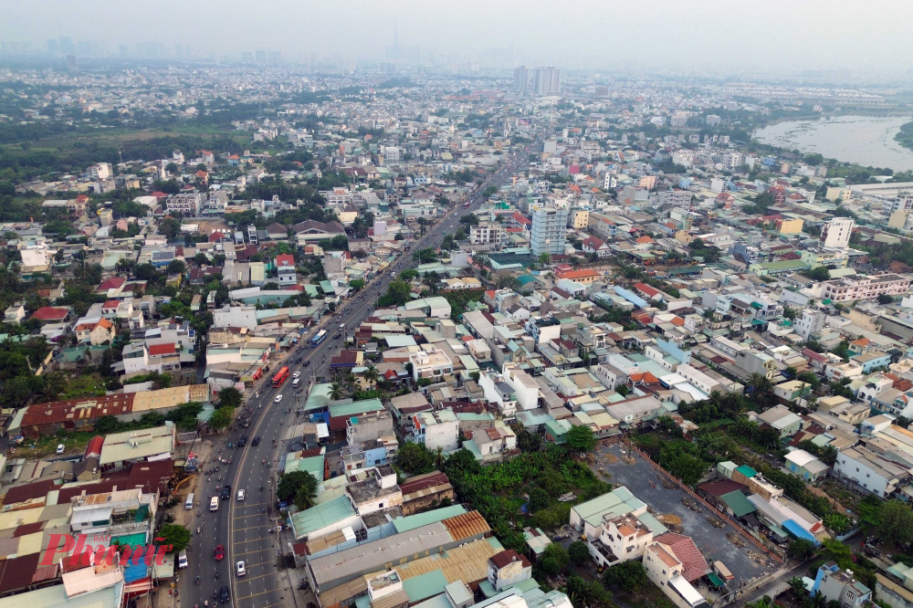 Trước đây, quốc lộ 13, đoạn từ cầu Bình Triệu đến ngã tư Bình Phước từng thuộc dự án cầu, đường Bình Triệu 2, được triển khai theo hình thức BOT từ hơn 20 năm trước nhưng chưa được triển khai. Hiện nay, nhờ cơ chế đặc thù của Nghị quyết 98/2023/QH15, TPHCM mới có thể áp dụng lại hình thức BOT cải tạo lại hạ tầng hiện hữu, trong đó có dự án nâng cấp, cải tạo quốc lộ 13.