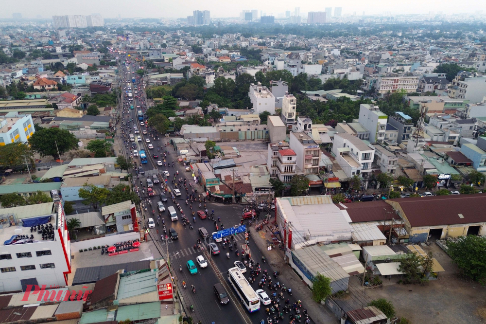 Quốc lộ 13 giao cắt với nhiều tuyến đường, làm các phương tiện phải thường xuyên dừng chờ, dẫn đến việc lưu thông bị ảnh hưởng.