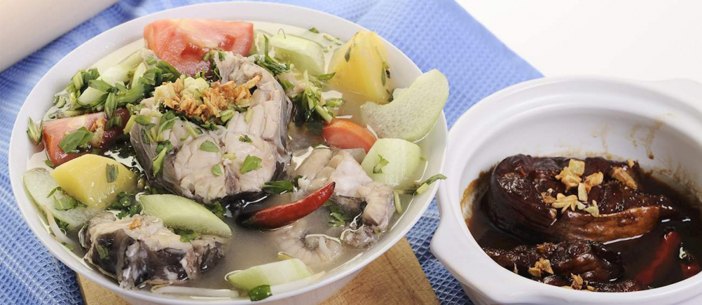 Canh chua cá - 23 (Canh chua cá Việt Nam)  Thuật ngữ canh chua cá bao gồm các loại canh Việt Nam làm từ cá, đặc trưng bởi sự kết hợp giữa các vị chua, ngọt và cay. Các món canh này thường được chế biến với nước dùng từ me, và thường có thêm các thành phần như dứa, cà chua, đậu bắp, giá đỗ, hoặc các loại rau củ khác.  Hầu hết các loại canh chua này được nấu với cá tra, nhưng cũng có những phiên bản dùng cá chép, cá lóc, cá quả hoặc cá hồi. Các món canh này thường được rắc thêm ngò và ăn kèm với cơm.