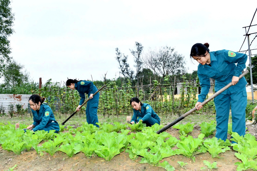 Sau giờ huấn luyện, các nữ chiến sĩ còn tăng gia sản xuất, từng bước tự đảm bảo đời sống - Ảnh do đơn vị cung cấp