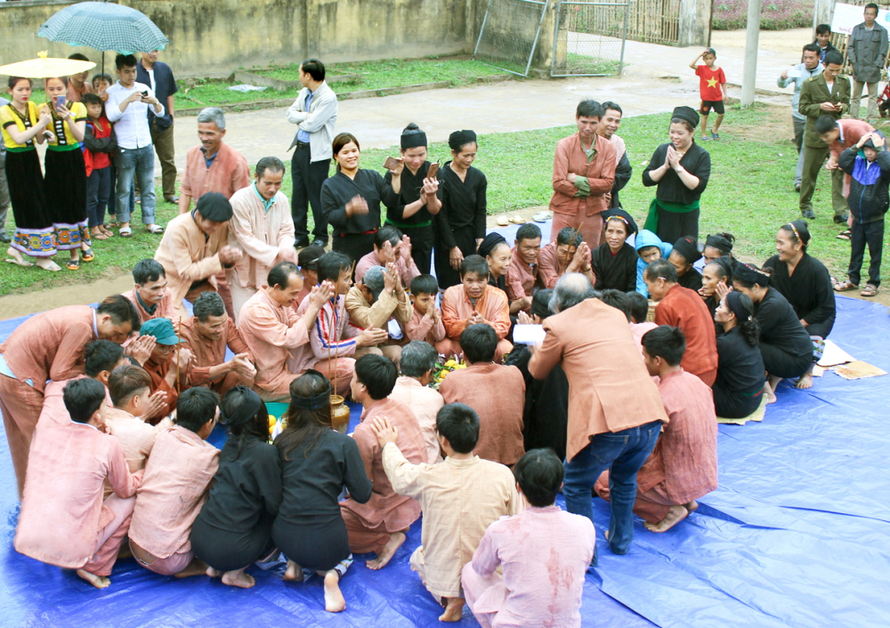 Người Ơ Đu tổ chức lễ đón tiếng sấm ngoài trời với quan niệm thần linh dễ nghe được lời thỉnh cầu của mình hơn  - ẢNH: HỒ HÀ