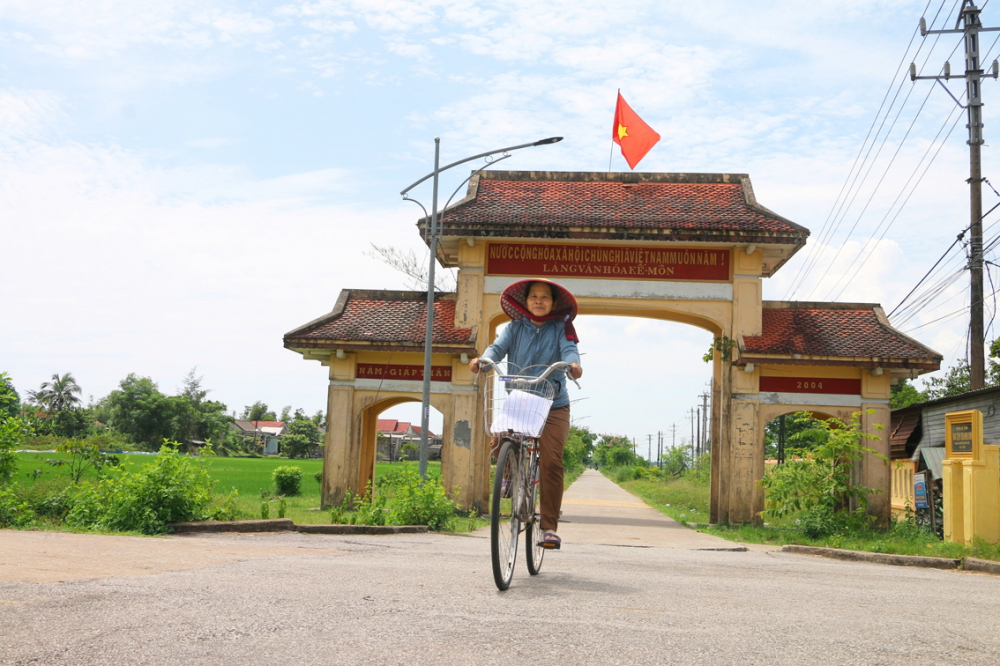 Con đường rộng rãi, khang trang do con em làng Kế Môn làm thợ vàng ở nước ngoài đóng góp xây dựng - ẢNH: THUẬN HÓA