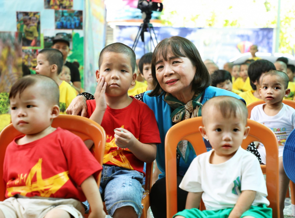 Bà Nguyễn Thị Huệ trong chuyến chăm lo cho trẻ mồ côi tại cơ sở nuôi dạy trẻ mồ côi Vĩnh Phước An (Bạc Liêu) trong dịp Quốc tế Thiếu nhi năm 2024